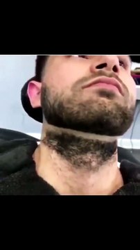 Il se fait raser la barbe d'une certaine manière (qui fait mal)