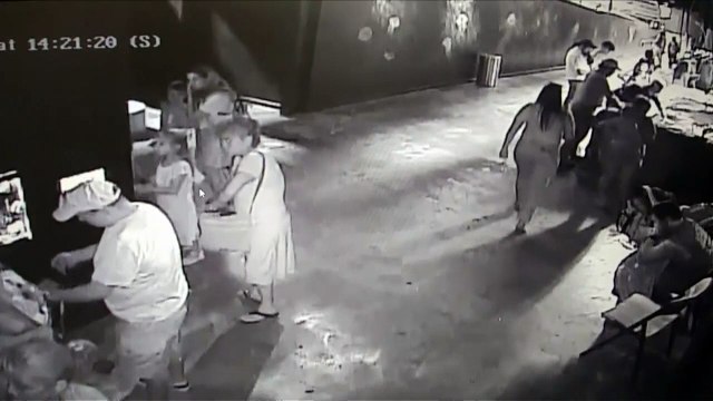 رجل اميركي يسرق سمكة قرش صغيرة من حوض اسماك في سان انطونيو