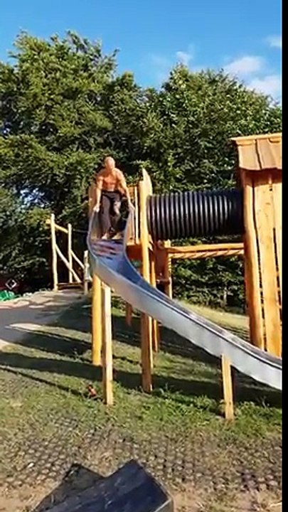 Toboggan... en équilibre la tête à l'envers sur les mains !