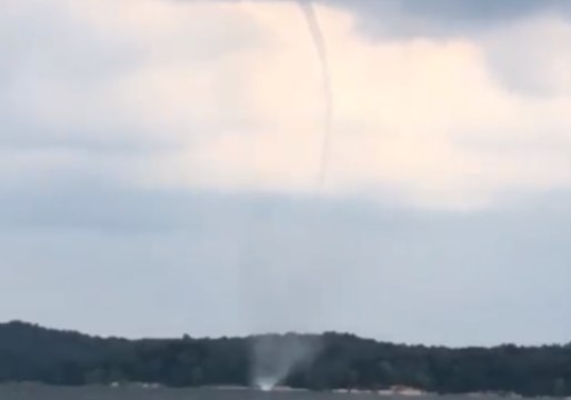 Large Waterspout Spotted on Kentucky Lake