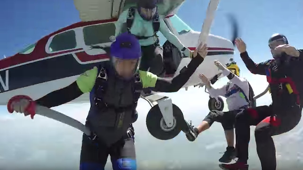 Ils se battent en plein ciel alors qu'ils sautent en parachute