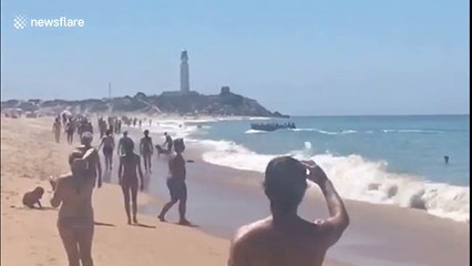 Des migrants débarquent sur une plage (Espagne)