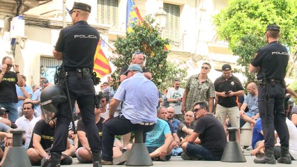 Un centenar de taxistas reciben a Ábalos al grito de "corrupto"