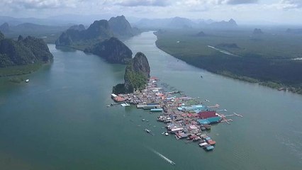 Denizde kazıklar üzerinde kurulu Müslüman köyün sınır tanımayan futbol aşkı
