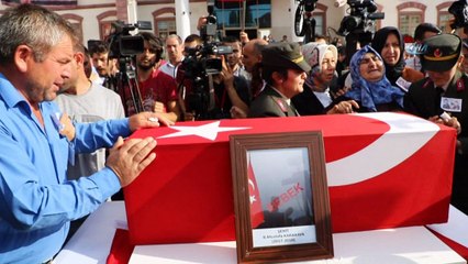 Şehit anne ve oğluna gözü yaşlı veda