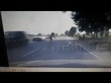 Ora News - Video për të mbajtur frymën! Shihni se si gruaja i del përpara makinës me shpejtësi