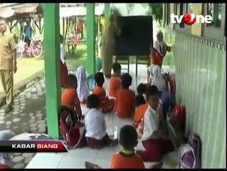 Ruang Kelas Ambruk, Siswa SD Belajar di Teras Sekolah