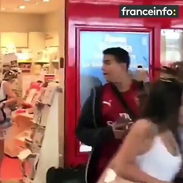 Les images de la violente bagarre impliquant les rappeurs Booba et Kaaris à l'aéroport d'Orly