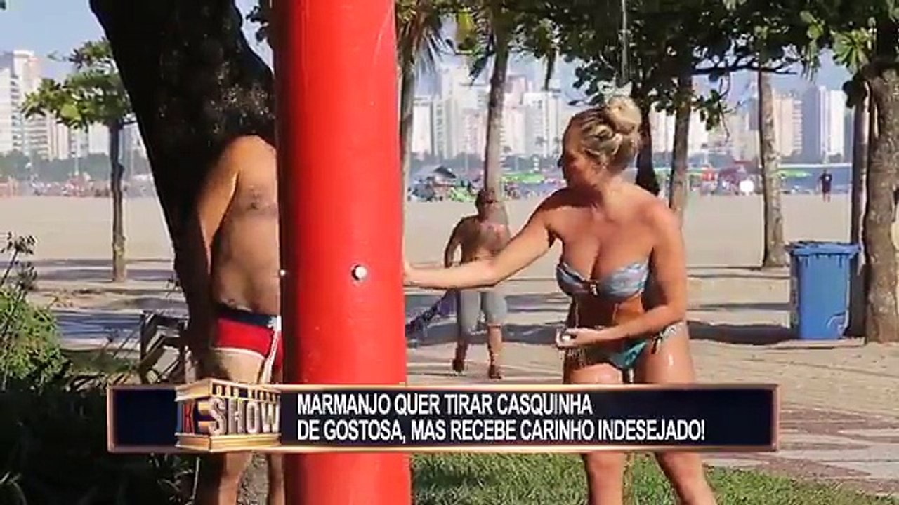 cette jolie fille fait une blague en savonnant ces messieurs