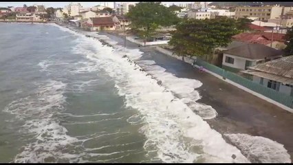 Ondas invadem calçadão de Matinhos
