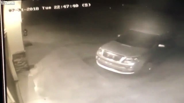 Voiture emportée par la tempête - ces images sont réelles !