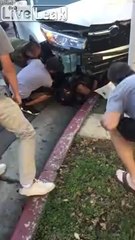 Sauvetage d'un motard coincé sous une voiture !