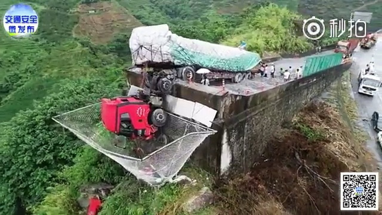 Ce camion est sauvé par un filet tendu au-dessu...