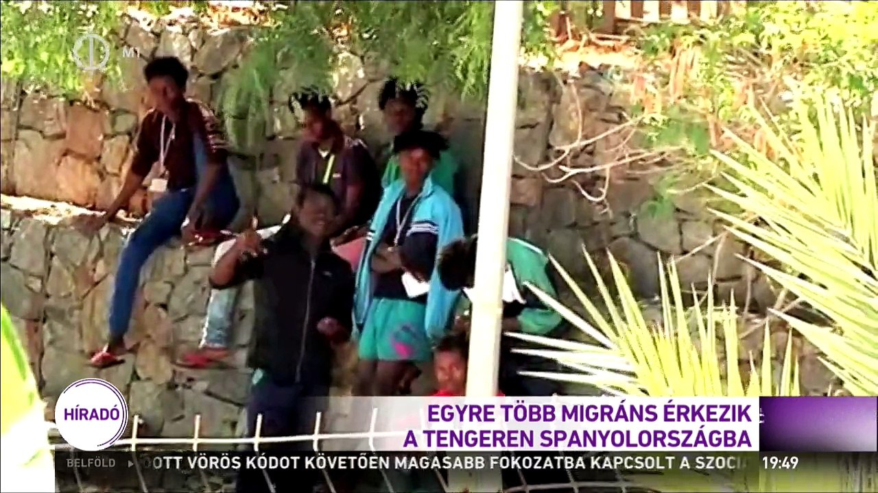 Pénteken egy homokos strandnál ért partot egy gumicsónak, amelyik legalább 30 illegális bevándorlót hozott Európába