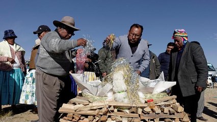 شاهد: أضحيات سكان بوليفيا الأصليين احتفالا بالإلهة "باشاماما"