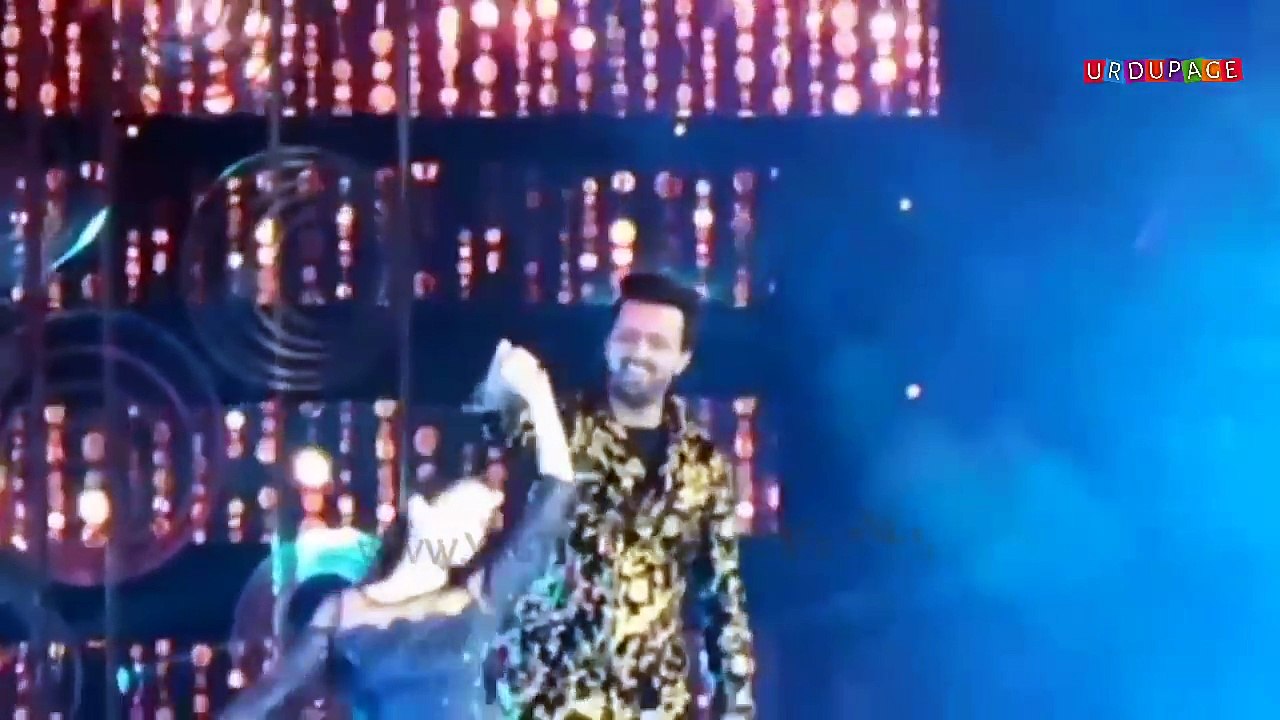 Hania Amir and Atif Aslam Dance Together at 6th Hum Awards 2018