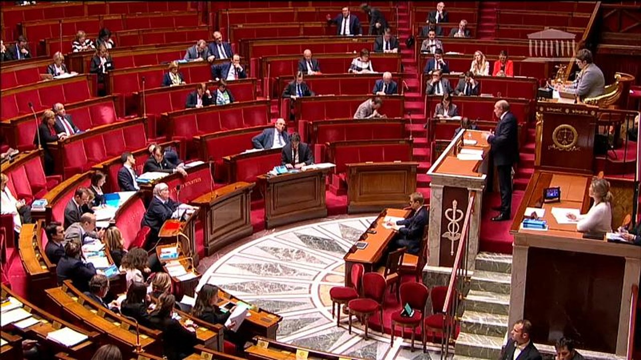 França aprova projeto de lei que dificulta imigração ilegal