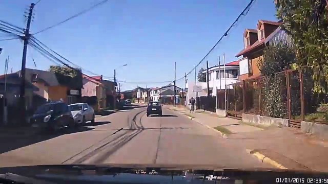 Policia detiene ladrón en bicicleta con patada a lo Kung Fu