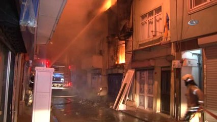 Beyoğlu'nda Ahşap Bina Alev Alev Yandı