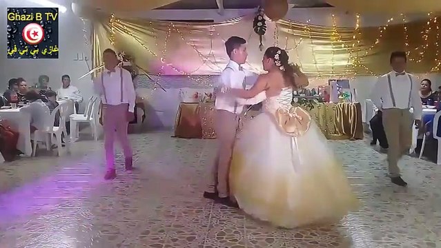 شاهد هذه العروس كيف رقصت مع اخوانها على اغنية يا ليلي ويا ليلة - فيديو  Dailymotion
