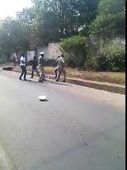 Video herunterladen: Traffic Police Officers Trade Blows with Angry Motorist A video of a police officer and a well known Patriotic Front cadre Munir Zulu has gone viral after the