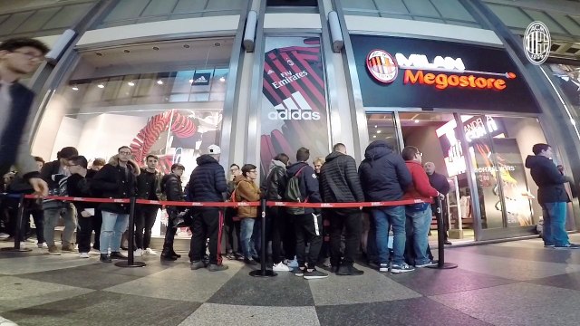 Milan Megastore: Andrea Conti incontra i tifosi
