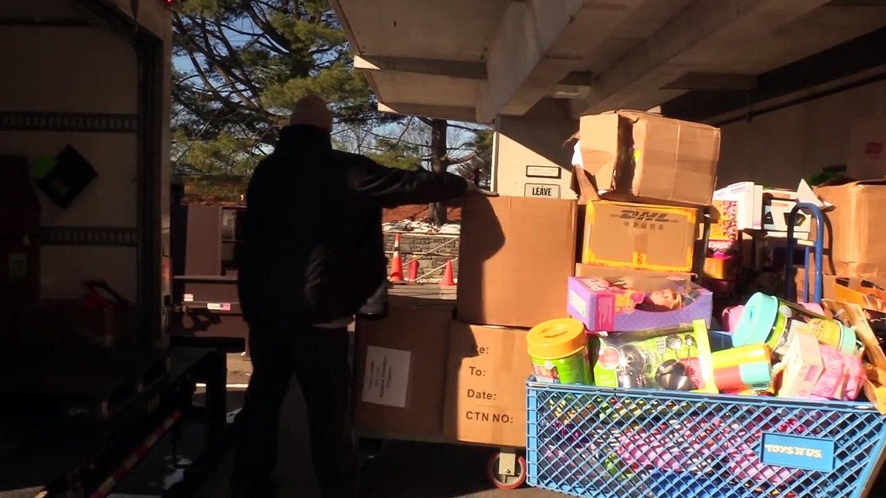 Toys R Us Donates Clothing & Toys to The Food Bank of New Jersey