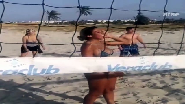 بية و خولة سليماني في البحر يلعبوا في كرة الطائرة الشاطئية