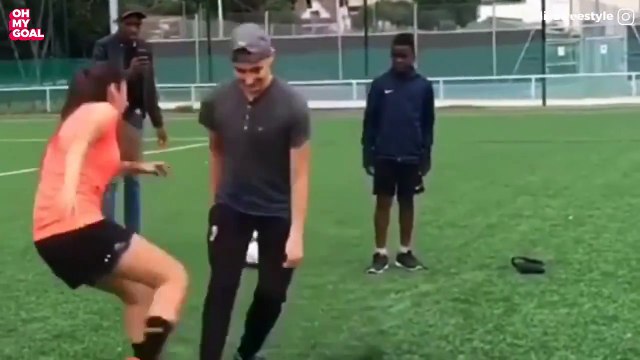 Cô gái có kỹ thuật chơi bóng khiến học viện PSG và Ronaldinho phải trố mắt nhìn