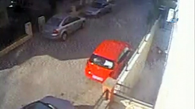 Başkasının yerine sınava girmek isterken yakalandı, camdan atlayıp kaçmaya çalıştı... O anlar kamerada