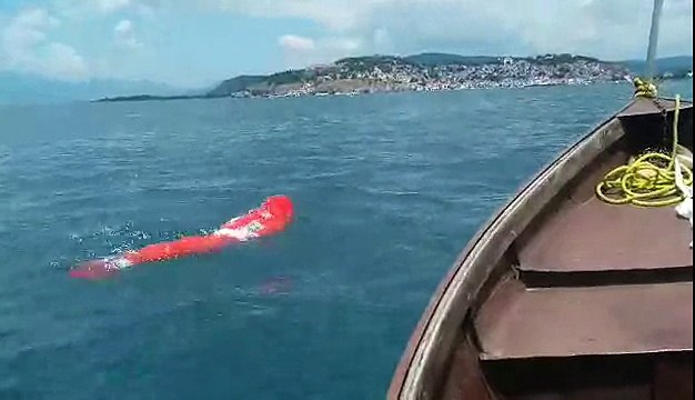 Record du monde de nage pieds et poings liés, enfermé dans un sac
