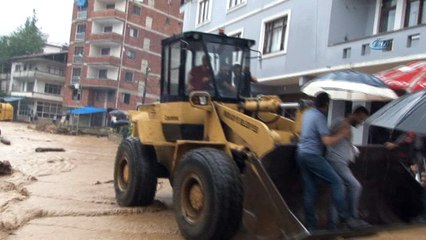 Şiddetli yağış sonrası dereler taştı, vatandaşlar mahsur kaldı