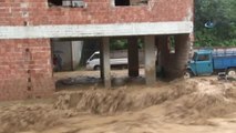 Şiddetli Yağış Sonrası Dereler Taştı, Vatandaşlar Mahsur Kaldı