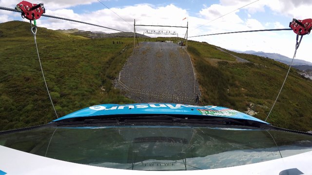 Así se lanza un Ford Fiesta en tirolina