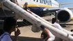 Passageiros de avião da Ryanair atropelam-se em saída de emergência