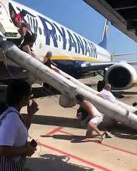 Passageiros de avião da Ryanair atropelam-se em saída de emergência