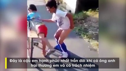 Đây đích thị là “anh trai của năm”: Dù có thế nào cũng quyết không buông tay vì sợ em ngã.