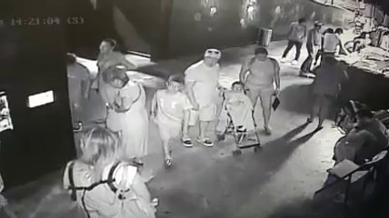 Il vole un requin dans un aquarium avec un landau !