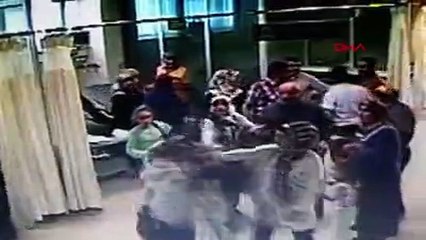 Hasta yakınlarından 'Çok kalabalık, dışarıda bekleyin' diyen güvenlik görevlisine saldırı!