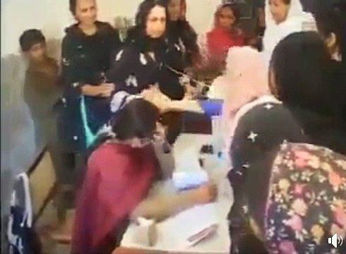 دیکھو این اے ایک سو پندرہ جھنگ سے پی ٹی آئی کی غلام بی بی بھروانہ کیسی جیتی ہیں ۔۔۔ شئیر لازمی کریں تاکہ صاف شفاف الیکشن کروانے والے تک پہنچ جائے ۔۔۔ غلام بی بی بھروانہ خود دھاندلی کرتے ہوئے