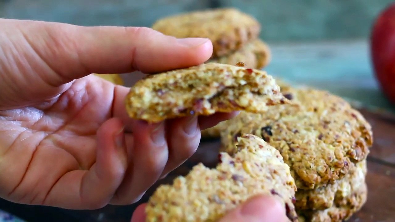 HOW TO MAKE the BEST Oatmeal Raisin Cookies - E...