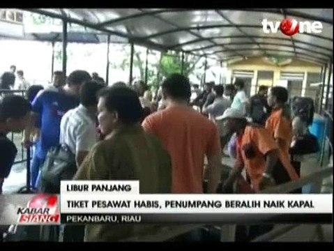 Tiket Pesawat Habis, Ratusan Calon Penumpang Beralih Gunakan Kapal