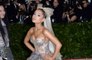 Ariana Grande se moque des rumeurs des fans concernant Nicki Minaj