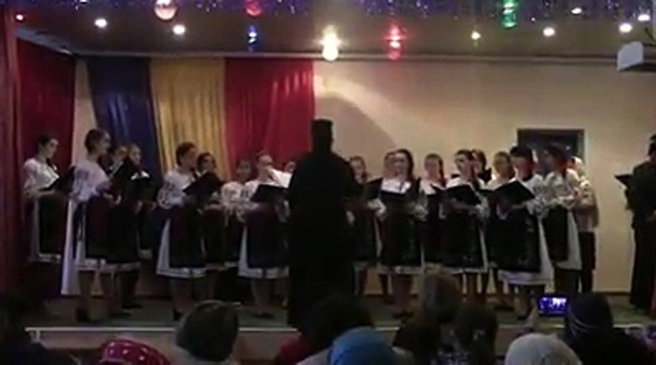 Siroaie de sange iti curg pe obraz, Si-n ochii Tai lacrimi s-ascund;Sub lemnul durerii Tu luneci si cazi, Iar spinii in carne-Ti patrund.(Corul "Buna Vestir