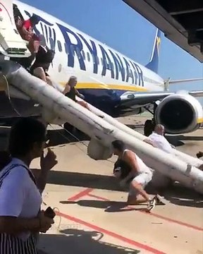 Une batterie externe prend feu dans un avion RyanAir (Barcel