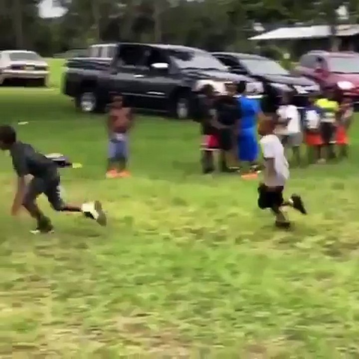 Ce jeune de 6 ans à tout du futur champion de foot US