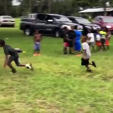 Ce jeune de 6 ans à tout du futur champion de foot US