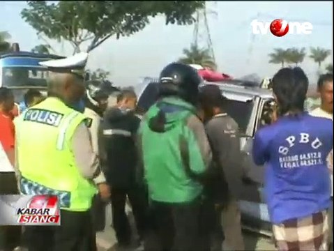 Minibus Tabrak Truk yang Sedang Parkir, 5 Orang Tewas