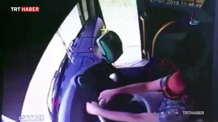 Yolcular kaza yapan otobüsün kapısından fırladı