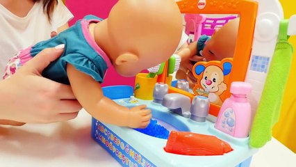 Ayşe, bebek Gül ve Loli doğum gününe hazırlanıyorlar